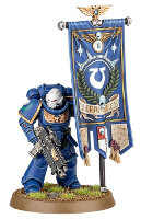 Futuristic warrior in power armour (Primaris Space Marine Ancient from Dark Imperium set for Warhammer 40.000) from Games Workshop - Miniature figure review