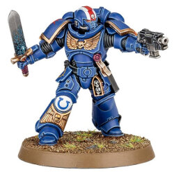 Futuristic warrior in full armour in 1/64 scale - Primaris Space Marine Lieutenant #1 in Mk10 Tacticus armour, with power sword and bolt pistol from Dark Imperium set for Warhammer 40,000 Ed8 from Games Workshop, 2017 - Miniature figure review
