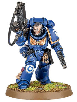 Futuristic warrior in full armour in 1/64 scale - Primaris Space Marine Lieutenant #2 in Mk10 Tacticus armour, with Mk2 Cawl Pattern bolt rifle & bolt pistol - Dark Imperium set, Warhammer 40,000 Ed8, Games Workshop, 2017 - Miniature figure review