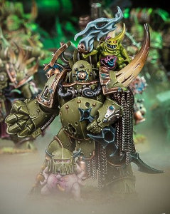 Futuristic armoured humanoid in 1/56 scale (Plague Marine Champion build #2 of the Chaos Death Guard for Warhammer 40,000 Ed8) from Games Workshop, 2017 - Miniature figure review