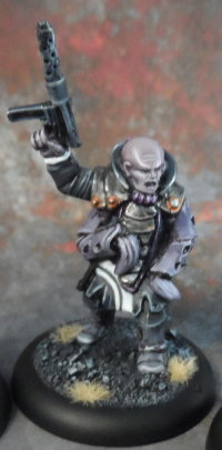 Humanoid mutant with submachine gun in 1/56 scale (Malformed Host #2 of the Malignancy for Macrocosm Sci-Fi) from Macrocosm Miniatures - Miniature figure review