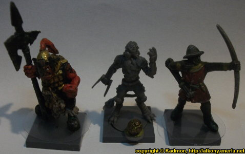 DreadBall v1 comparison with 1:56 (28mm / 32mm) miniatures: From left to right: Orc with Spear #2 from Renegade Miniatures, Yndij Reaver from Mantic Games, with DreadBall v1, Bretonnian Bowman #1 from Games Workshop.