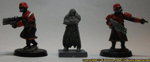 Size comparison of Blaine Sponsor with 1:56 (28mm / 32mm) miniatures: From left to right: Shock Trooper from Wargames Factory, Blaine Sponsor from Mantic Games, Shock Trooper from Wargames Factory.