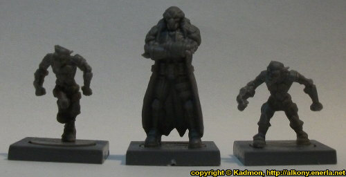 Size comparison of Blaine Sponsor with 1:56 (28mm / 32mm) miniatures: From left to right: Zee Buccaneer from Mantic Games, Blaine Sponsor from Mantic Games, Zee Buccaneer from Mantic Games.