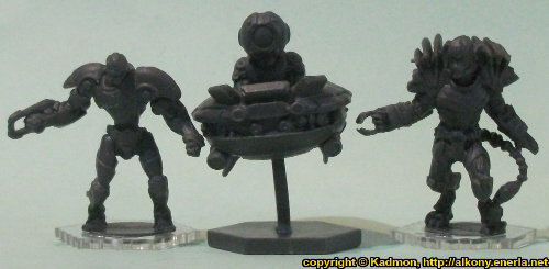 Size comparison of the 1:56 (28mm / 32mm) scale RefBot miniatures from Mantic Games. From left to right: Draconis All-Stars Captain (Jack): Romeo Blue #1, Eye in the Sky, Ninth Moon Tree Sharks Captain (Striker): Na'Huatl #1.