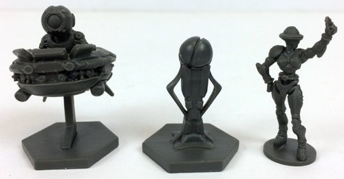 Size comparison of the 1:56 (28mm / 32mm) scale miniatures from the DreadBall Ed2 base set from Mantic Games. From left to right: Eye in the Sky, The Embers, RefBot Mk2.