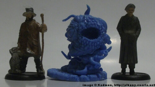 Cthulhu Wars Flying Polyp from Petersen Games - 1:35 (54mm) comparison with 40mm high shepherd and 54mm high soldi