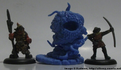 Cthulhu Wars Flying Polyp from Petersen Games - 1:56 (28/32mm) comparison with Renegade Miniatures Orc with spear #2 (left) and Games Workshop Bretonnian Bowman #1 (right).