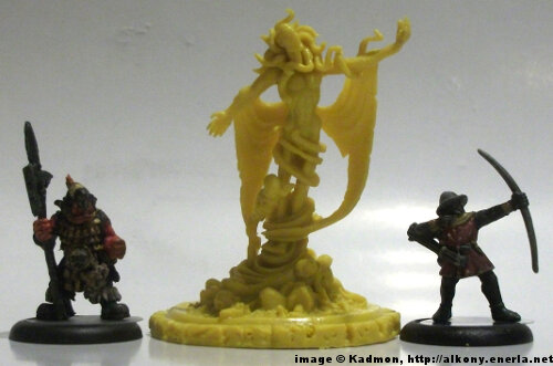 Cthulhu Wars The King in Yellow from Petersen Games - 1:56 (28/32mm) comparison with Renegade Miniatures Orc with spear #2 (left) and Games Workshop Bretonnian Bowman #1 (right).