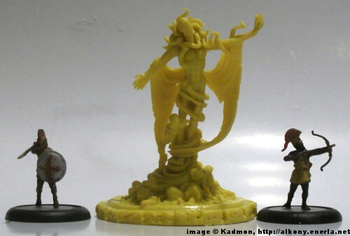 Cthulhu Wars The King in Yellow from Petersen Games - 1:72 (25mm) comparison with Zvezda Greek Hoplite (left) and Zvezda Greek archer (right).