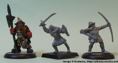 Mordor Orc #5 for the Lord of the Rings from Games Workshop - 1:56 (28/32mm) comparison with Renegade Miniatures Orc with spear #2 (left) and Games Workshop Bretonnian Bowman #1 (right).