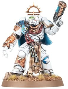 Futuristic warrior in full armour in 1/64 scale - Captain Messinius in helmet of the White Consuls for Warhammer 40.000 Ed9 from Games Workshop, 2023 - Miniature figure review