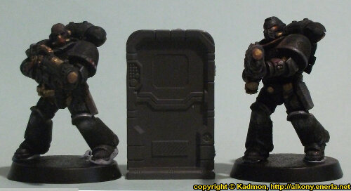 Size comparison of the Single Door #3 miniature scenery from Mantic Games with 1:64 (28mm/32mm) scale Primaris Space Marines from Games Workshop. From left to right: Primaris Space Marine Hellblaster Sergeant #1, Single Door #3, Primaris Space Marine Hellblaster #2.