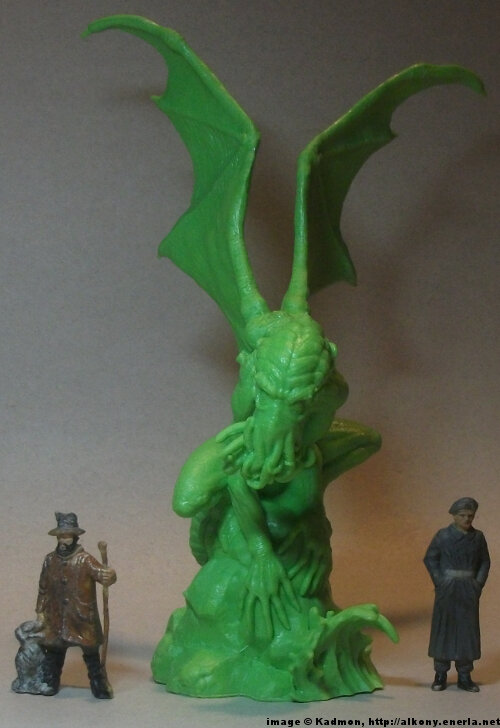 Cthulhu Wars Starspawn from Petersen Games - 1:35 (54mm) comparison with 40mm high shepherd and 54mm high soldi