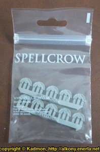 Helmet top crest in 1/56 scale - Space Knights Ancient Crests from Spellcrow - Miniature accessory review